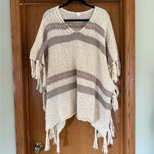 Pretty knitted fringed poncho (one size)